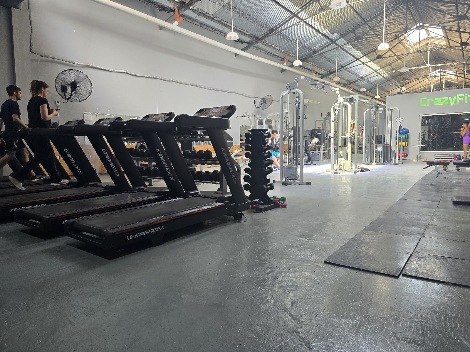 Salón principal de Crazy Fitness en Boedo: cintas de correr, mancuernas y máquinas de musculación