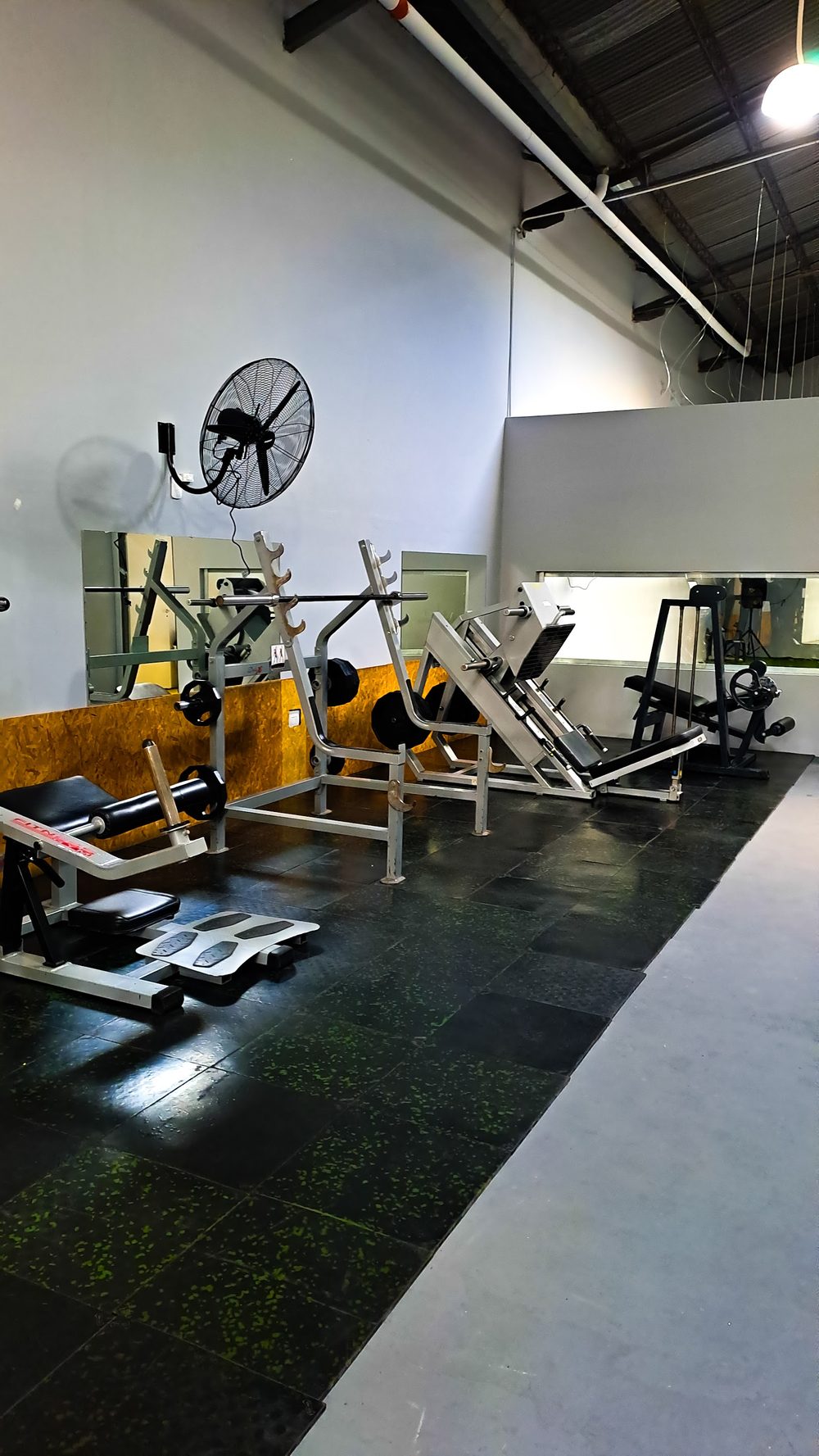 Zona de máquinas de musculación de Crazy Fitness